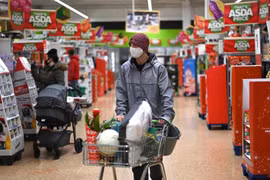Người dân mua sắm tại một siêu thị ở London, Anh. (Ảnh: AFP/TTXVN)