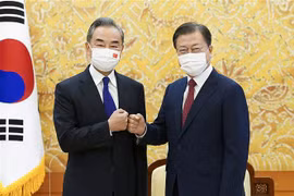 Tổng thống Hàn Quốc Moon Jae-in (phải) trong cuộc gặp Ngoại trưởng Trung Quốc Vương Nghị ở Seoul, ngày 15/9/2021. (Ảnh: AFP/TTXVN)