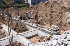 Dự án Nhà văn hóa thôn Trương Xá, thị trấn Hồ, huyện Thuận Thành đang được các đơn vị tích cực triển khai thi công. (Ảnh: Thái Hùng/TTXVN)