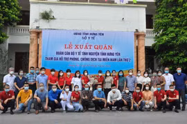 Đoàn cán bộ tham gia lần này gồm 20 bác sỹ, y sỹ và điều dưỡng trước khi lên đường. (Ảnh: Đinh Tuấn/TTXVN)