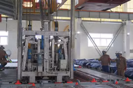 Sản xuất đồng tại phân xưởng điện phân thuộc Dự án mở rộng nâng công suất Nhà máy luyện đồng Lào Cai. (Ảnh: Hồng Ninh/TTXVN)