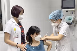 Nhân viên y tế tiêm vaccine phòng COVID-19 cho sản phụ ngày 10/9. (Ảnh: TTXVN phát)