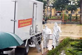 Chuyển mẫu xét nghiệm lên 4 xe xét nghiệm lưu động để tiến hành xét nghiệm bằng kỹ thuật RT-PCR. (Ảnh: Đại Nghĩa/TTXVN)