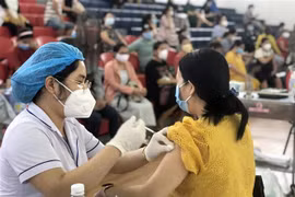 Tiêm vaccine phòng COVID-19 cho phụ nữ mang thai từ 13 tuần trở lên ở thành phố Quy Nhơn. (Ảnh: Nguyên Linh/TTXVN)