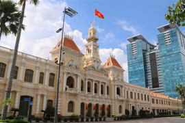 Trụ sở UBND Thành phố Hồ Chí Minh treo cờ chào mừng ngày Quốc khánh 2/9. (Ảnh: Thanh Vũ/TTXVN)