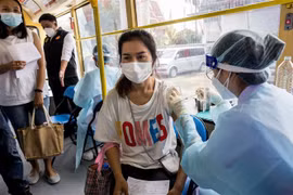 Dịch vụ xe buýt tham gia chiến dịch tiêm chủng vaccine phòng COVID-19 cho người cao tuổi và nhóm người dễ bị tổn thương tại Bangkok ,Thái Lan,ngày 8/9/2021. (Ảnh: AFP/TTXVN)