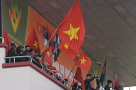 Cờ Tổ quốc tung bay trên khán đài cổ vũ cho đội tuyển Quân đội Nhân dân Việt Nam. (Ảnh: TTXVN phát)