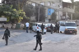 Cảnh sát Israel truy tìm tù nhân Palestine trốn khỏi một nhà tù tại Na'ura, Israel, ngày 7/9. (Ảnh: THX/TTXVN)
