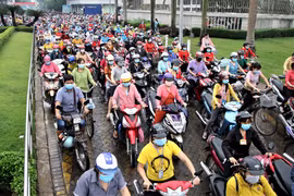 Công nhân làm việc tại Công ty TNHH PouYuen Việt Nam trong giờ tan ca. (Nguồn: thanhnien)