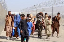 Người Afghanistan tại khu vực cửa khẩu Chaman, biên giới Pakistan-Afghanistan ngày 25/8/2021. (Ảnh: AFP/TTXVN)