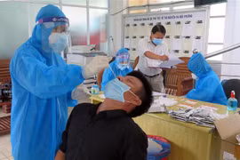 Lấy mẫu xét nghiệm cho người dân Phú Yên. (Ảnh: Xuân Triệu/TTXVN)