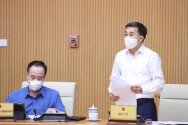 Thứ trưởng Bộ Y tế Trần Văn Thuấn báo cáo tiến độ sản xuất, thử nghiệm vaccine trong nước. (Ảnh: Dương Giang/TTXVN)