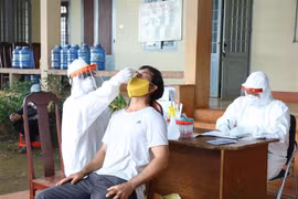 Lấy mẫu xét nghiệm trên diện rộng cho người dân vùng tâm dịch buôn Đrao, xã Cư Né, huyện Krông Búk để bóc tách F0 ra khỏi cộng đồng. (Ảnh: Tuấn Anh/TTXVN)