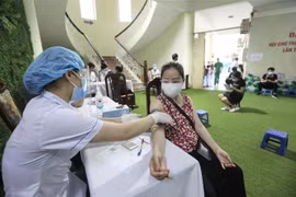 Khu vực khám sàng lọc trước tiêm tại điểm tiêm chủng vaccine phòng COVID-19 phường Yên Hoà (Cầu Giấy). (Ảnh: Minh Quyết/TTXVN)