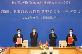 Phó Thủ tướng Thường trực Chính phủ Phạm Bình Minh và Ủy viên Quốc vụ, Bộ trưởng Ngoại giao Trung Quốc Vương Nghị chứng kiến Lễ ký kết Hiệp định Hợp tác kinh tế kỹ thuật về cung cấp khoản viện trợ không hoàn lại giữa Chính phủ Việt Nam và Chính phủ Trung 