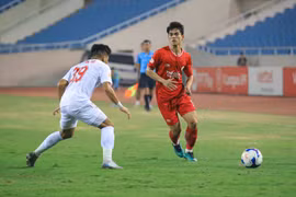 Bàn thắng của Khuất Văn Khang (áo đỏ) không đủ để giúp Thể Công-Viettel giành chiến thắng trước Hồng Lĩnh Hà Tĩnh. (Ảnh: Việt Anh/Vietnam+)