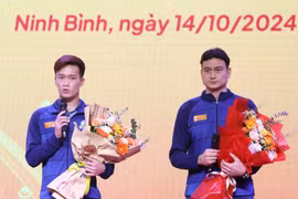 Hai "sao hạng A" của V-League là tiền vệ Hoàng Đức (trái) và thủ môn Đặng Văn Lâm xuống thi đấu tại Giải hạng Nhất Quốc gia. (Ảnh: Phù Đổng Ninh Bình)