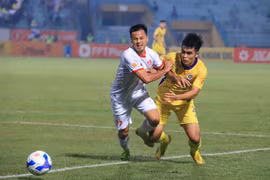 Đội khách Hải Phòng (áo trắng) cầm hòa Hà Nội FC với tỷ số 2-2 ở vòng 7 V-League 2024-2025. (Ảnh: Việt Anh/Vietnam+)