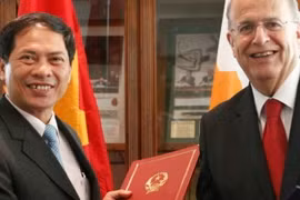 Bộ trưởng Ngoại giao Ioannis Kasoulides và Thứ trưởng Bùi Thanh Sơn ký Hiệp định miễn thị thực cho hộ chiếu công vụ. (Nguồn: in-cyprus.com)