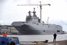 Tàu Mistral ngoài khơi Saint-Nazaire, tây bắc nước Pháp. (Ảnh: AFP/TTXVN)