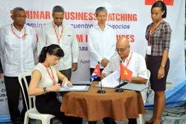 Bà Bùi Thị Thanh An, Phó Cục trưởng Cục Xúc tiến thương mại, Bộ Công thương Việt Nam và ông Roberto Verrier, Phó Giám đốc Cơ quan Xúc tiến thương mại ProCuba ký Bản ghi nhớ về hợp tác. (Ảnh: Lê Hà​/TTXVN)