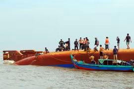 Công tác cứu hộ, tìm kiếm các thuyền viên tàu Hoàng Phúc 18 bị mất tích đang diễn ra khẩn trương. (Ảnh: Mạnh Linh/TTXVN)