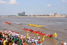 Lễ hội đua thuyền truyền thống trên sông Tonle Sap.(Nguồn: siamsmilesblog.blogspot.com)
