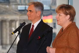 Thủ tướng Áo Werner Faymann và Thủ tướng Đức Angela Merkel. (Ảnh: Reuters)