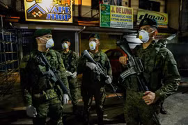Cảnh sát Philippines tại một chốt chặn ở thủ đô Manila ngày 15/3/2020. (Ảnh: THX/TTXVN)