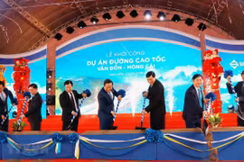 Phó Thủ tướng Trịnh Đình Dũng và các đại biểu thực hiện hiện nghi thức khởi công cao tốc Vân Đồn-Móng Cái hồi tháng 4/2019. (Ảnh: Văn Đức/TTXVN)