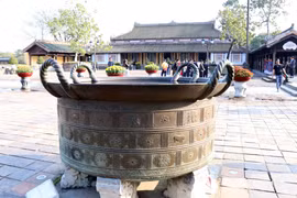 Vạc đồng được đúc năm 1659 thời chúa Nguyễn Phúc Tần.(Ảnh: Đỗ Trưởng/TTXVN)