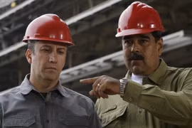 Tổng thống Venezuela Nicolas Maduro (phải) và ông Tareck El Aissami - quyền Bộ trưởng Dầu mỏ. (Nguồn: AP)