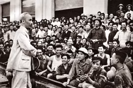 Đến thăm nhà máy xe lửa Gia Lâm vào đúng ngày sinh nhật 19/5/1955, Người nhắc nhở công nhân, cán bộ phát huy truyền thống cách mạng của nhà máy, ra sức xây dựng miền Bắc, ủng hộ miền Nam.(Ảnh tư liệu)