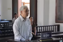 Bị cáo Lê Văn Phước, nguyên Chánh án Tòa án Nhân dân tỉnh Phú Yên lĩnh án 12 năm 6 tháng tù (giảm 3 năm) theo mức án phiên xét xử sơ thẩm ngày 30/12/2019. (Ảnh: TTXVN)