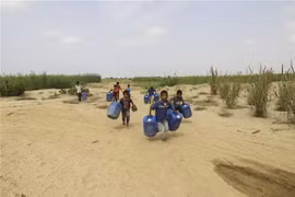Trẻ em đi lấy nước tại vòi nước công cộng ở tỉnh Hajjah, Yemen, ngày 22/3/2020. (Ảnh: THX/TTXVN)