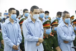 Các bị cáo nghe tòa tuyên án. (Ảnh: Doãn Tấn/TTXVN)