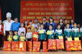 Phó Chủ tịch nước Đặng Thị Ngọc Thịnh tặng quà cho trẻ em có hoàn cảnh khó khăn trên địa bàn xã Tân Thịnh, huyện Lạng Giang. (Ảnh: Đồng Thúy/TTXVN)