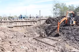 Thi công các cống trên địa bàn thành phố Bến Tre. (Ảnh: Công Trí/TTXVN)