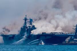 Tàu USS Bonhomme Richard vẫn đang bốc cháy. (Nguồn: Sandiego Union Tribune)