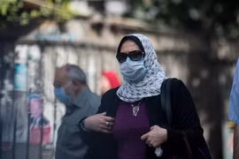 Người dân đeo khẩu trang phòng lây nhiễm COVID-19 tại Cairo, Ai Cập. (Ảnh: THX/TTXVN)