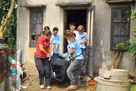 Giải cứu cá thể gấu. (Ảnh: Minh Đức/TTXVN)