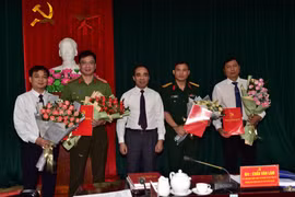Bốn cán bộ được trao quyết định chuẩn y Ủy viên Ban Thường vụ Tỉnh ủy Tuyên Quang nhiệm kỳ 2015-2020. (Nguồn: Vietnam+)