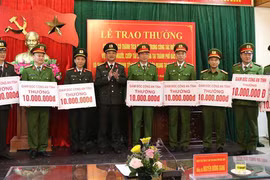 Đại tá Phạm Thế Tùng - Giám đốc Công an tỉnh Bắc Ninh trao thưởng cho các đơn vị tham gia phá án. (Ảnh: Đinh Văn Nhiều/TTXVN)