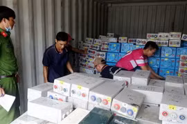 Lực lượng chức năng kiểm đếm số tang vật vừa thu giữ. (Ảnh: Công Mạo/TTXVN)