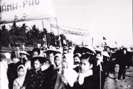 Ngày 7/4/1961, hơn 5.000 người dân Bến Tre míttinh tẩy chay trò hề bầu cử tổng thống lần thứ hai của Mỹ-Diệm. (Ảnh: Tư liệu TTXVN)