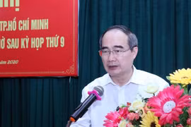 Bí thư Thành ủy Thành phố Hồ Chí Minh Nguyễn Thiện Nhân phát biểu tại tiếp xúc cử tri huyện Cần Giờ. (Ảnh: Xuân Khu/TTXVN)