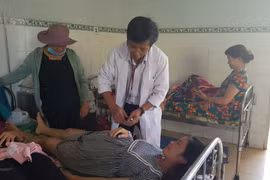 Bác sỹ thăm khám cho bệnh nhân ngộ độc. (Ảnh: Đậu Tất Thành/Vietnam+)
