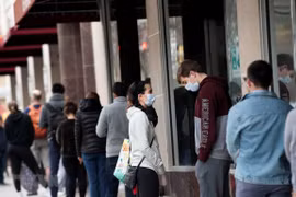 Người dân xếp hàng bên ngoài siêu thị tại Arlington, Virginia, Mỹ ngày 4/4 vừa qua trong bối cảnh dịch COVID-19 lan rộng. (Ảnh: THX/TTXVN)