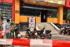 Phong tỏa nhà hàng pizza - nơi trường hợp nghi mắc COVID-19 làm việc. (Nguồn: Vietnam+)
