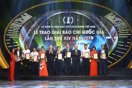 Thủ tướng Nguyễn Xuân Phúc và đồng chí Trần Quốc Vượng, Ủy viên Bộ Chính trị, Thường trực Ban Bí thư trao giải A cho các tác giả, nhóm tác giả có tác phẩm đoạt giải. (Ảnh: Minh Quyết/TTXVN)